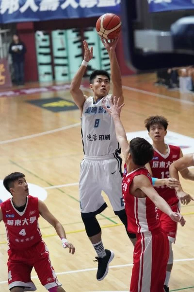 台藝大邱柏璋跳投。