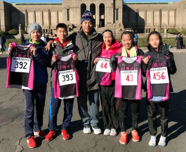 張家洋(左起)、周家均、江佳柔(左四起)、劉怡暄和歐陽星宇在教練孫繼宏(左三)帶領下到日本參加東京元旦競走，成績不俗。孫繼宏／提供。
