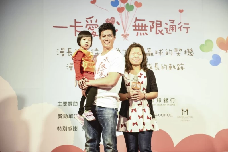 公益大使陳偉殷現身站台支持伊甸弱勢兒童服務(右為慢飛天使媽媽)。圖/主辦單位提供