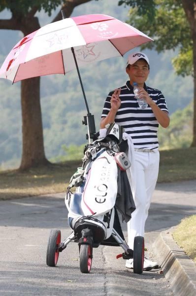 陳霆宇首輪繳出三鳥、兩柏忌，以71桿並列第一。圖/大會提供