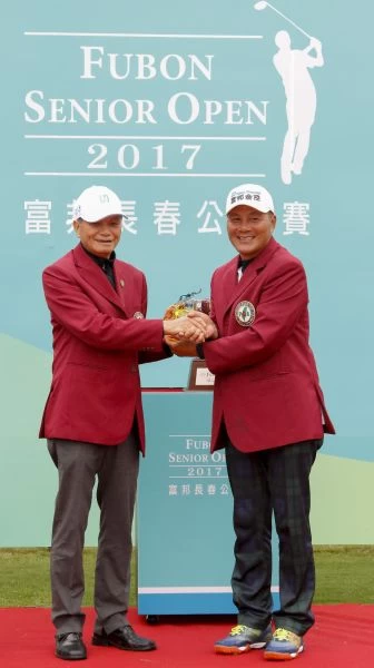 2017富邦盃少棒邀請賽冠軍賽中,龜山國小在隊友擊出全壘打後,振臂狂歡。圖/主辦單位提供