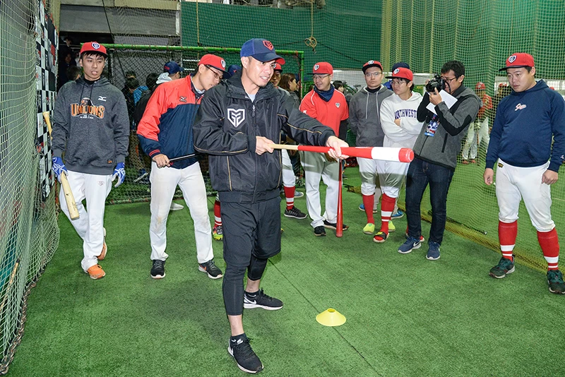 張正偉指導訓練營學員短打訣竅。圖/主辦單位提供