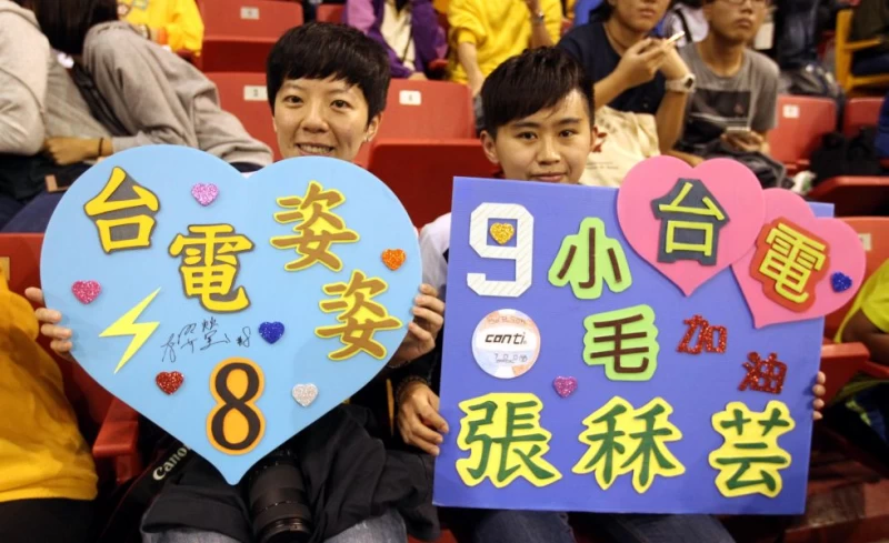 護理魏絹文(左)值完小夜班,今天早上和邱玟倩從宜蘭殺到屏東為台電女排加油。林嘉欣/攝影。
