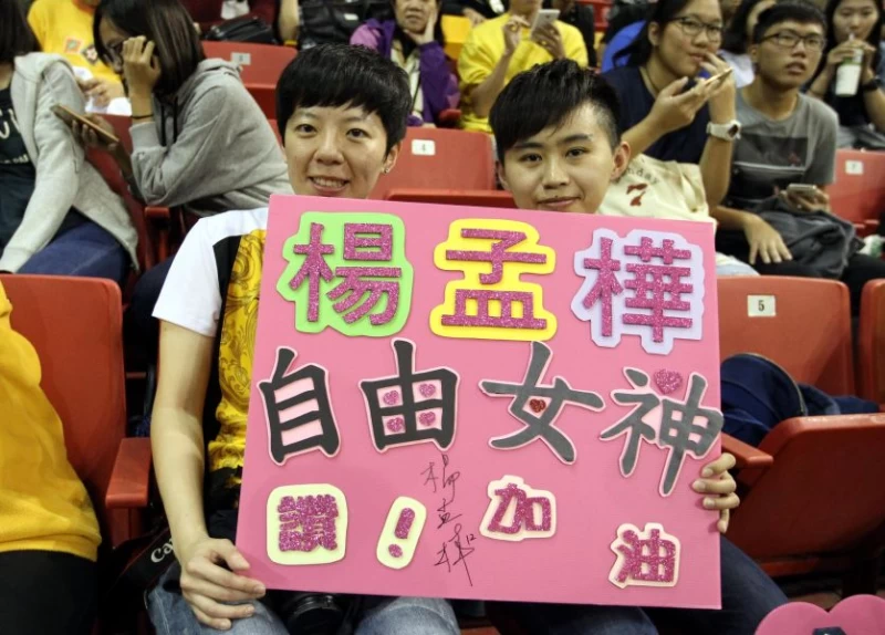 魏絹文(左)和邱玟倩已成為台電女排死忠粉絲。林嘉欣/攝影。