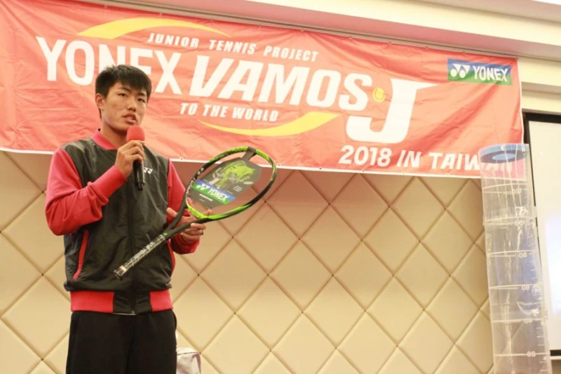 年度最佳新秀運動員許育修於YONEX Vamos J訓練營分享自身經驗。(圖/YONEX提供)