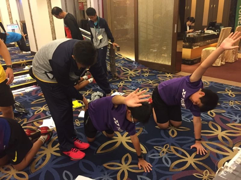 賽前的暖身及賽後的收操,是日本奧會體能團隊中村辰伴教練給小選手們最大的秘密武器。(圖/YONEX提供)