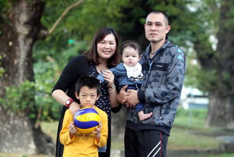 老婆蔡家婷帶孩子到場為台電陳保宏加油!林嘉欣/攝影。
