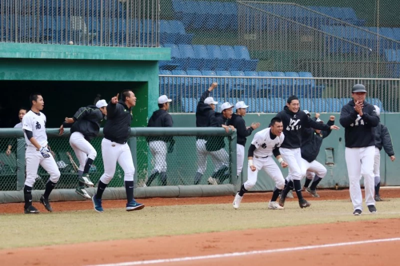 PK加賽,南英獲勝球員開心衝出休息室。圖/學生棒聯提供
