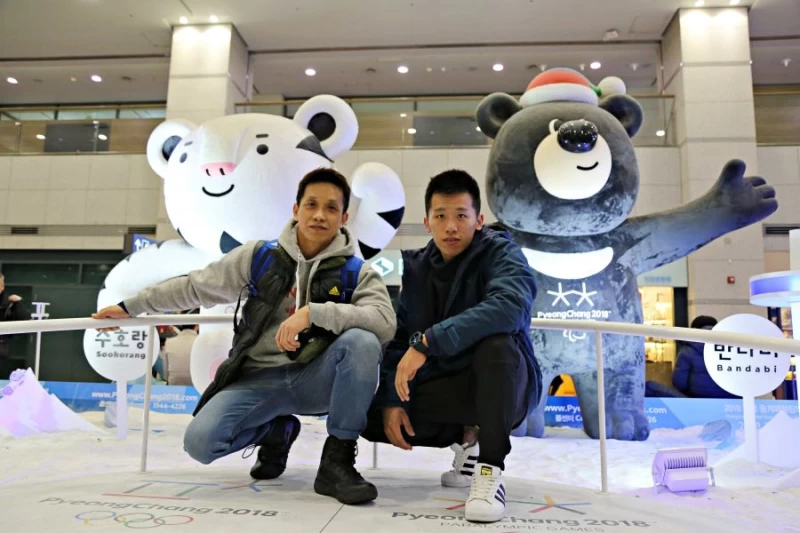 李智凱與教練林育信抵達韓國。圖/先擎公關提供