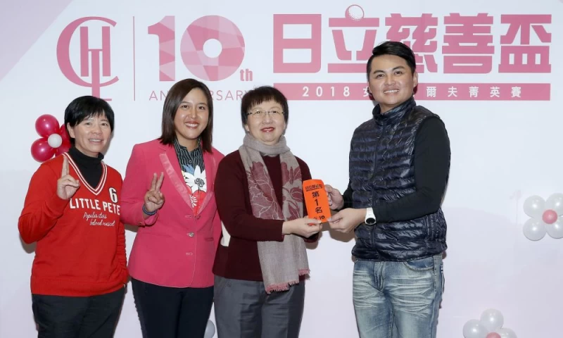 職業業餘配對賽冠軍隊職業女將林子麒(左二)與中華職業球員黃泰龍(右)接受台灣日立江森自控股份有限公司董事長黃葉寶鳳(右二)頒獎,左為前旅日好手曾秀鳳。圖/大會提供