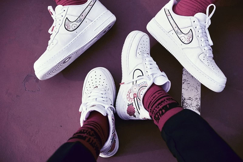 NIKE AIR FORCE 1 男女款，結合與華人節日中最密不可分元素－煙火。NIKE提供