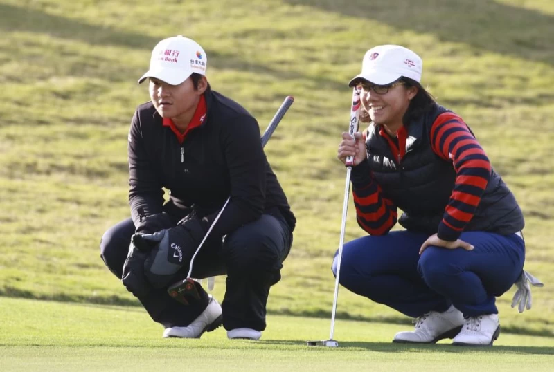 曾雅妮(-4)(左)與業餘張雅淳(-7)明天同組出發搶冠。圖/大會提供