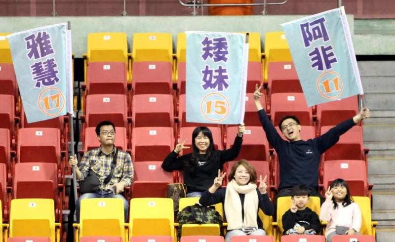 枋寮高中老師賴思伊(前排右三)和同事林郁涵(後排右起)、簡秋菊等一起到場為阿非加油。林嘉欣/攝影。