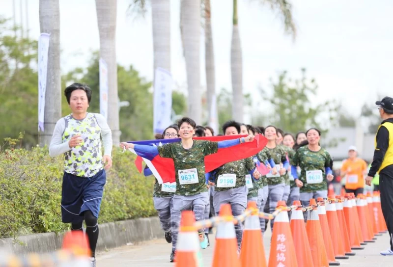 金防部女子代表隊組團參加11公里,展現金門國軍氣勢。(大漢集團提供)