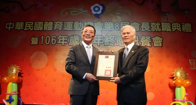 體育署長林德福(左)把當選證書交給中華體總會長張朝國/李天助攝