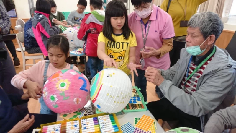 大同國小、福樂學堂老少一起彩繪燈籠。圖/高雄市體育處提供