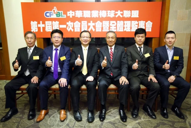 現任會長吳志揚(左三)以17票全數通過,順利連任第十屆中職會長。圖/中職提供