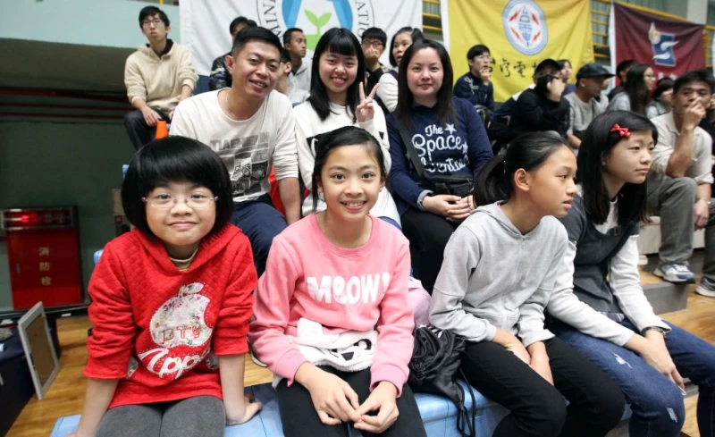 因為二女兒蔡沛妡(前排左二)打排球,蔡弘祺(後排左一)全家變排球迷。林嘉欣/攝影。