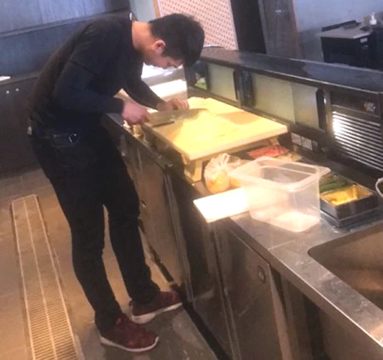 林輅惟認真學做日本料理。林輅惟／提供。