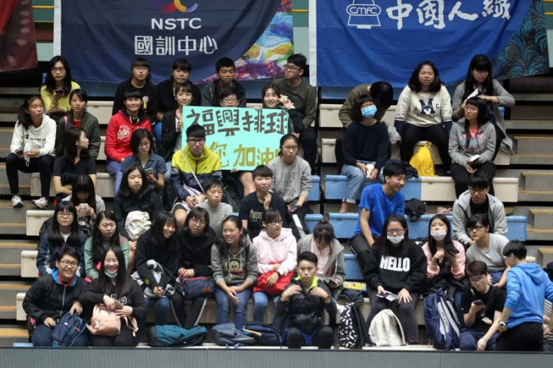 福興國中排球隊揪團看企排。林嘉欣／攝影。