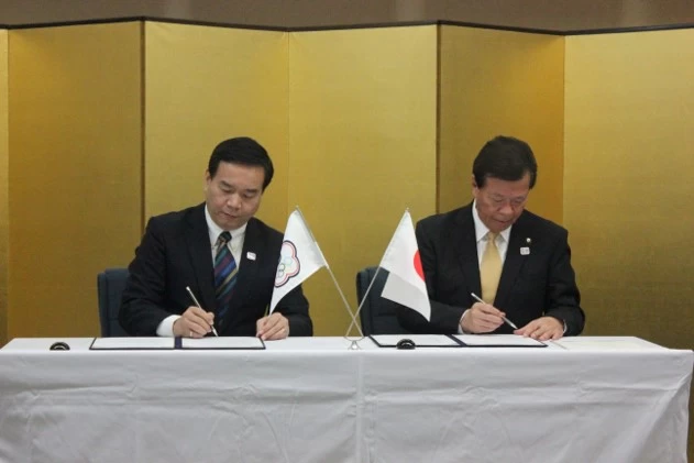 射箭協會今天與日本掛川市簽約合作，掛川市由松井三郎市長、射箭協會由邱炳坤副理事長代表簽約。圖/ 中華民國射箭協會提供