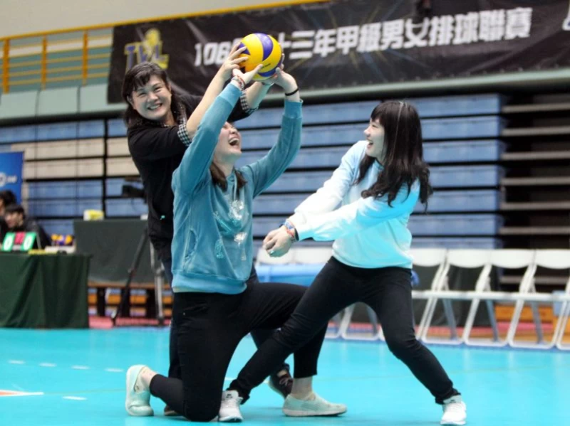 邱金治(左起)和女兒畢雯媛、畢佳媛拍照時玩開了。林嘉欣／攝影。
