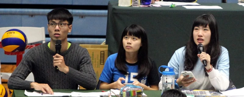 畢佳媛(右)企排播報員處女秀，緊張到滿身汗。林嘉欣／攝影。