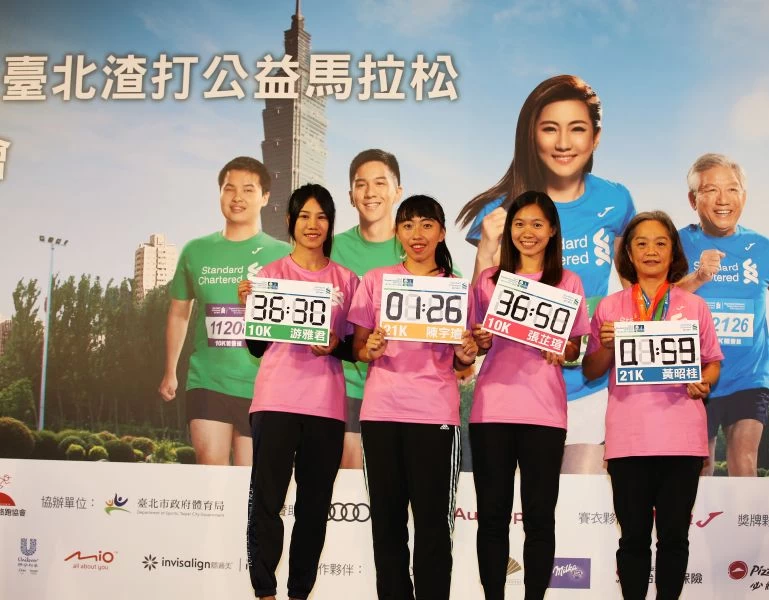半馬女將張芷瑄、陳宇璿、游雅君和5週年跑者黃昭桂一起分享完賽秘訣(由左至右為:游雅君、陳宇璿、張芷瑄、黃昭桂)。圖/李天助攝