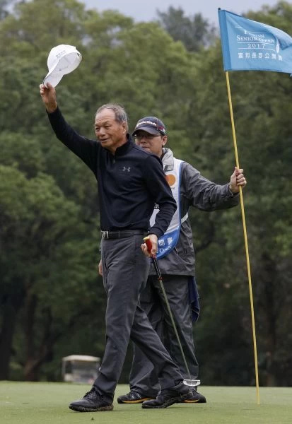 鋒炮傳承!2018富邦盃少棒交流營營長陳金鋒,親自傳授打擊要領給少棒小球員。圖/主辦單位提供