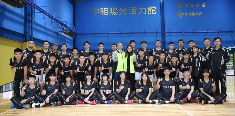 中租羽隊在總裁辜仲立、基金會董事長辜周靖華領軍下全體合影/李天助攝