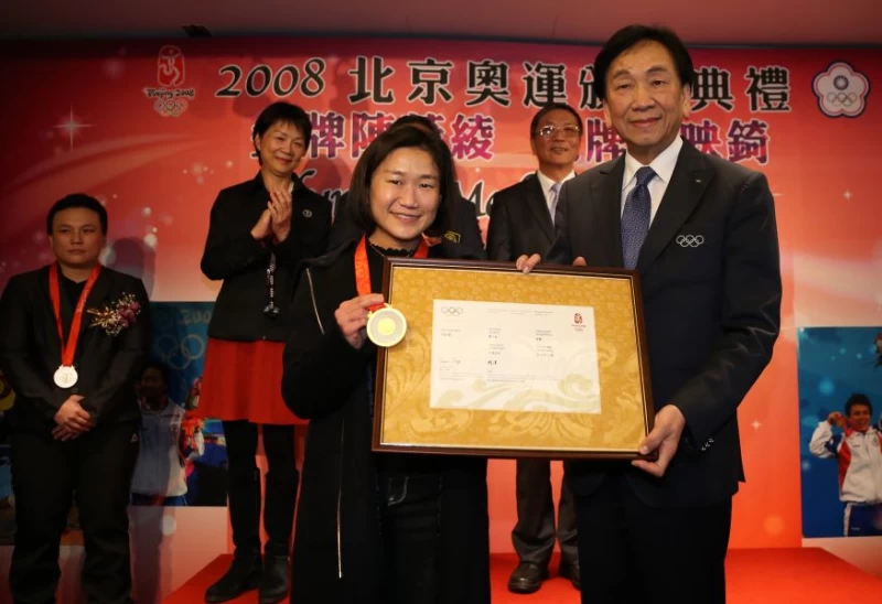 國際奧會吳經國委員為金牌選手陳葦綾頒獎。圖/李天助攝