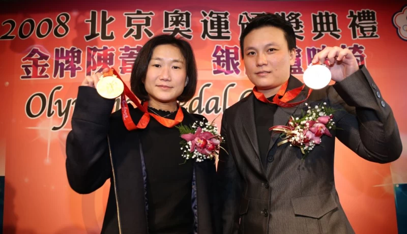 陳葦綾、盧映錡今天正式獲頒北京奧運舉重金牌和銀牌。圖/李天助攝