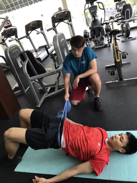 台灣男單周天成（前）國訓中心體訓師黃呈原進行訓練／周天成提供