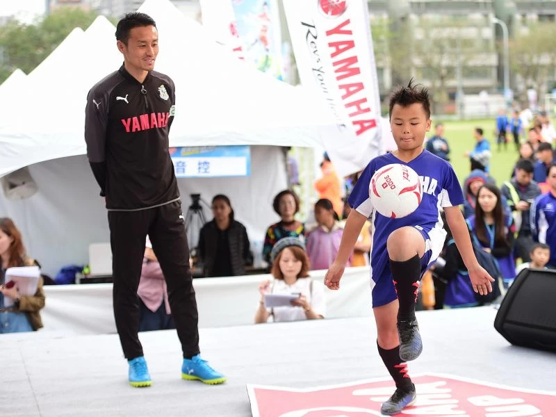 首次來台的Jubilo藤井貴教練和在地冰炫風小球員組隊進行挑球遊戲。圖/主辦單位提供