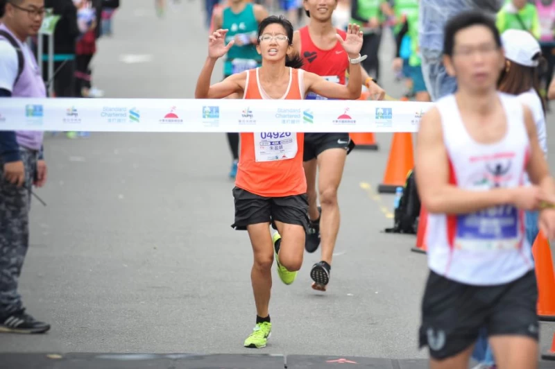 全程馬拉松女子組冠軍由朱盈穎跑出3小時03分54秒摘下后冠。圖/公關提供