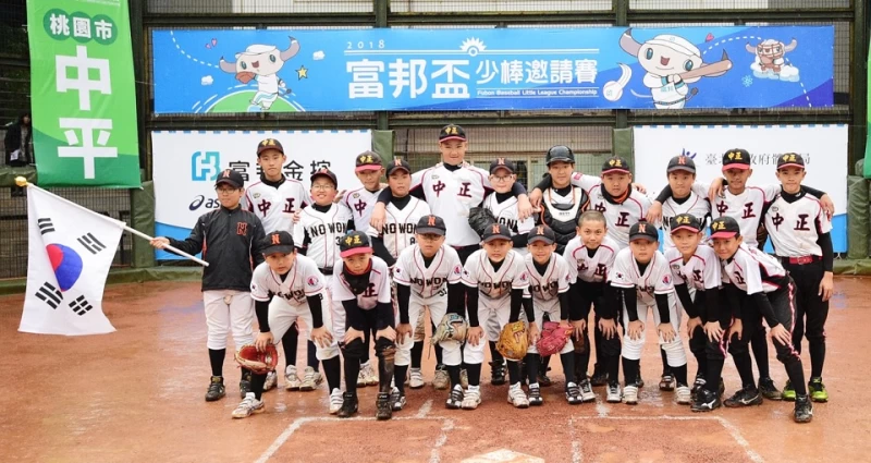 2018富邦盃少棒賽在今日進行國際交流賽，冠軍高市中正國小與韓國盧原國小賽後互相搭肩。圖/公關提供