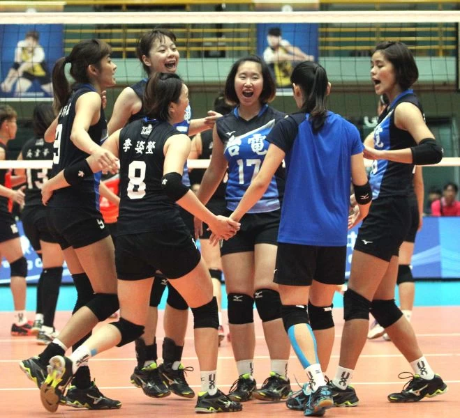 3：2逆轉勝中國人纖，台電女排好嗨。林嘉欣／攝影。