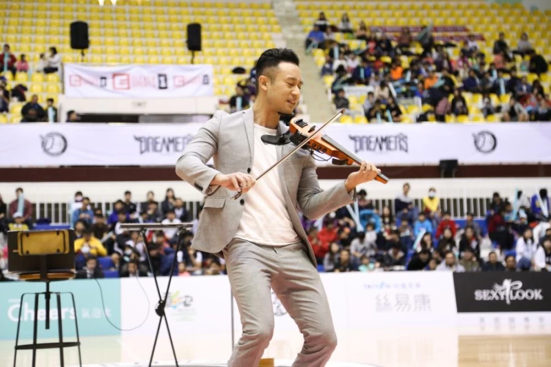 小提琴王子Sam Lin為賽事開場。圖/寶島夢想家提供