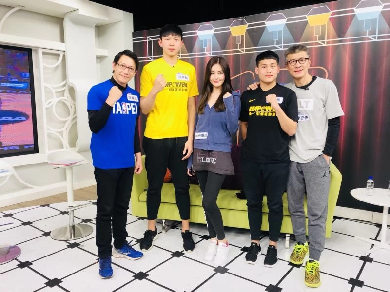 UBA輔仁大學後衛賴廷恩(右二)與中鋒曾祥鈞(左二)作客17直播。圖/主辦單位提供