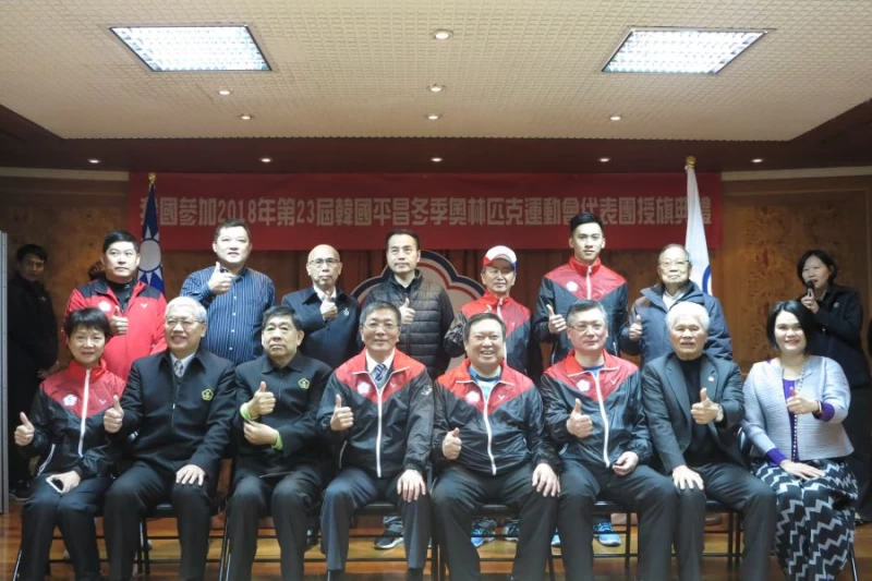 代表團授旗典禮合影及贊助商NUSKIN台灣總裁張佩玲及勝利公關經理周旺俊等人出席。