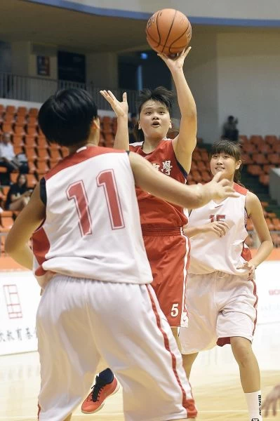 南山吳明臻(中)最後90秒主導7:0尾盤,逆襲南湖。