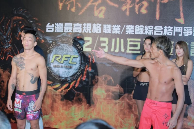 台灣第一位打入UFC的李俊翰(左),對上來自日本的今村豐(右),過磅儀式上充滿濃濃火藥味。(中華民國綜合格鬥協會提供