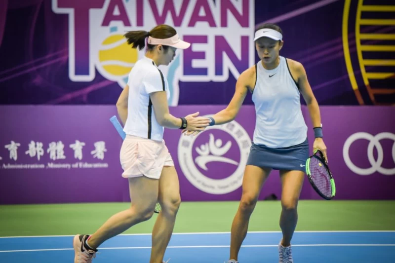 莊佳容(左)、張凱貞成功晉4強。WTA臺灣公開賽大會提供