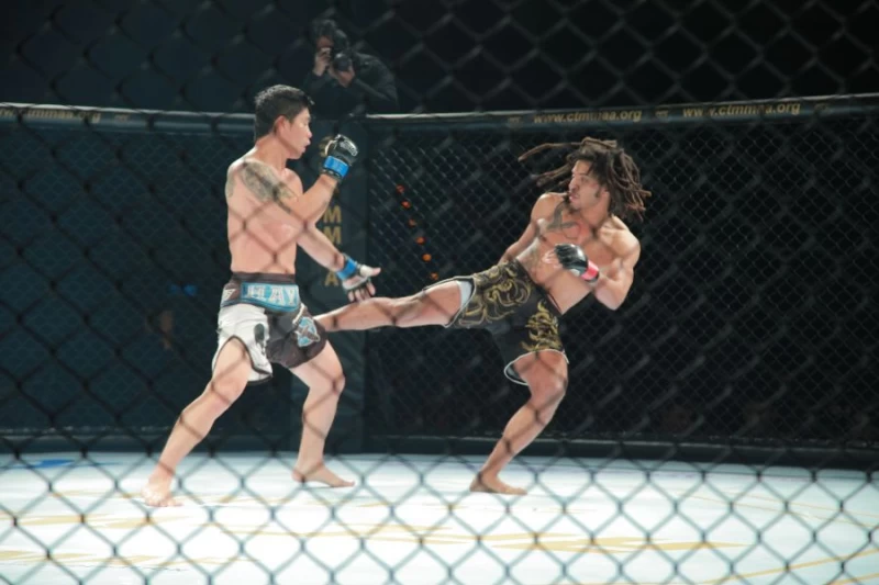 清大博士生,格鬥天才仁飄零成功降伏實力經驗比他豐富的菲律賓好手Glen。中華民國綜合格鬥協會提供