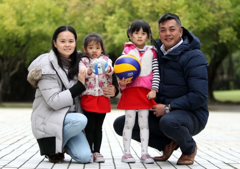林姵君(左起)和女兒彤彤和希希，是長力男排教練陳裕安專屬加油團。林嘉欣／攝影。