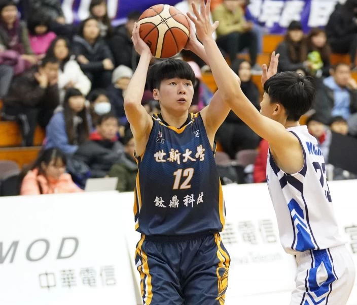 「我知道那天他『30、20』，但我覺得老弟應不想出國去打球，有機會我則想出去挑戰！」世新女籃大一菜鳥中鋒林蝶說。 