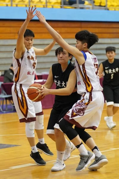 世新林蝶封阻台北大學黃晴。