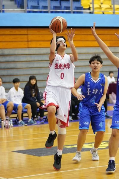 佛光大學羅培甄切入投籃。