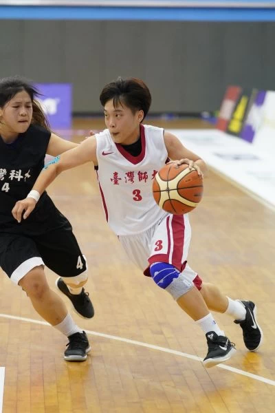 台灣師大楊晏婷運球切人。