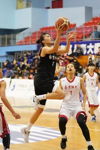 台灣科大劉威成上籃。